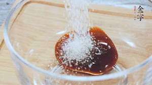 合上蓋子，啟動(dòng)電源煮飯。期間混合好調(diào)味汁。