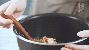 揭開(kāi)鍋蓋，放上青菜，荷包蛋，就可以吃了。