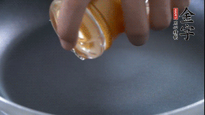 植物油入鍋，翻炒冬瓜。