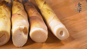 春筍剝去外殼，切成滾刀塊。