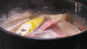 火肉、豬肉加料酒、清水大火煮開后，加入春筍小火慢燉40分鐘，出鍋前撒蔥花即可。