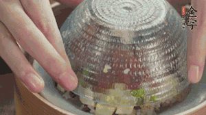 碗倒扣到盤(pán)中，擺上焯水后的熟蝦仁即可。