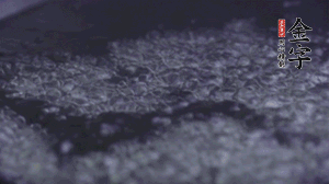 小青菜洗凈后，鍋中水燒開，放點鹽和滴幾滴油后燙熟。