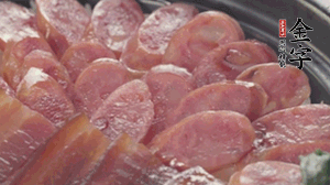 沿著米飯邊淋一圈玉米油，擺上小青菜，淋上醬油和湯調成的醬汁，撒上辣椒粒、香蔥末即可。