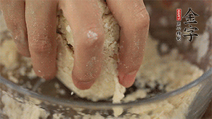 揉勻成光滑的面團后，醒發(fā)半小時。