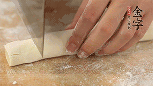 均勻切段后搓成長條狀，繞到香腸上，以紅豆點綴眼睛。