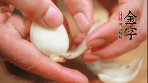 鮮百合花瓣剝成片。