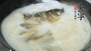 然后加竹蓀段、姜片、枸杞、火腿片，以少量鹽、黃酒調(diào)味，大火燉煮10分鐘。