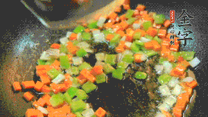 以耗油、料酒調(diào)味，加適量清水燜煮。