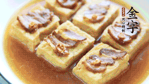 裝盤時(shí)，撒上蔥花裝飾。