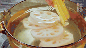 把藕和土豆焯水至八成熟，盛出瀝干水分。