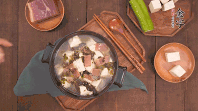 出鍋前撒蔥花。