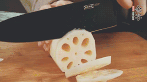 蔬菜清洗干凈切片。