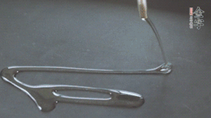 鍋中加少許油，爆香蔥姜蒜、香料 ，喜歡麻的也可以加點花椒！接著放入郫縣豆瓣醬煸炒出紅油。