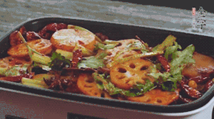 加入金字麻辣香腸，翻炒5分鐘左右。再加入之前準備好的蔬菜，翻炒均勻，最后放入蝦。