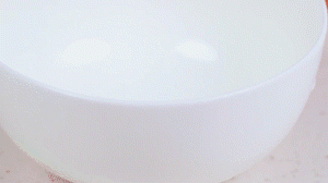 香腸切片，南瓜洗凈去皮切小塊，洋蔥切絲，米淘洗干凈備用。