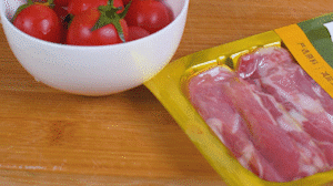 洋蔥、土豆切丁塊，火腿切小片，小番茄對(duì)半切開。