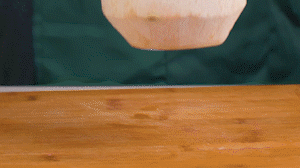 椰子切開頂部，把椰子水倒出，再把椰肉切片。