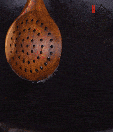 鍋中多倒些花生油，油溫達80度時，下芋頭丁炸 40 秒，直到表皮金黃，撈出待用。