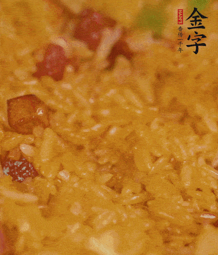 放一撮鹽、生抽少許，倒入炸好的芋頭。最后撒蔥花、蒜末翻炒均勻。