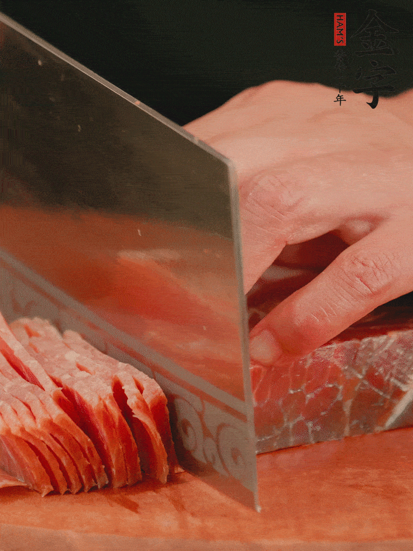 新鮮雞腿用刀在表面劃幾刀。金字火腿切薄片備用。