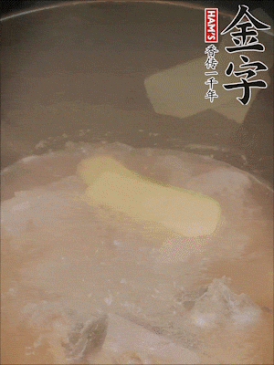 排骨洗凈，加生姜、黃酒焯水，溫水洗凈備用。