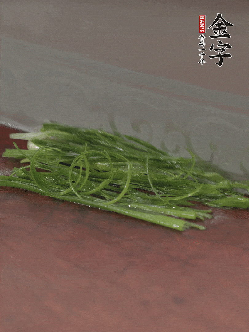 生姜切薄片，紅椒切細絲，小蔥蔥綠切細絲，泡入冰水中保持新鮮。