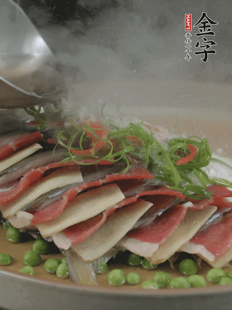 表面放上蔥絲、紅椒絲，淋上熱油。