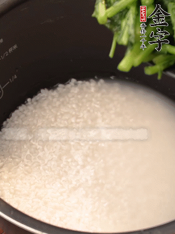 茼蒿、香腸放入浸泡好的大米，水沒過大米半指煮熟。