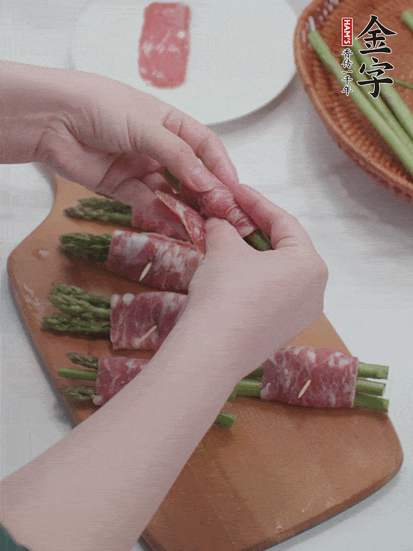 蘆筍切小段，蘆筍段用金字培根火腿卷起。