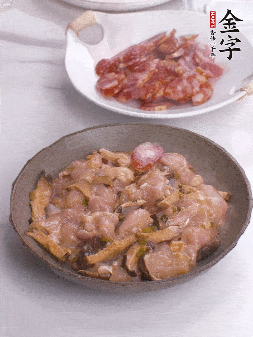 腌制后，雞肉中加淀粉1勺，頂部碼上香腸片。