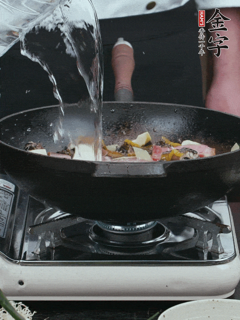 加適量黃酒，倒清水沒過。