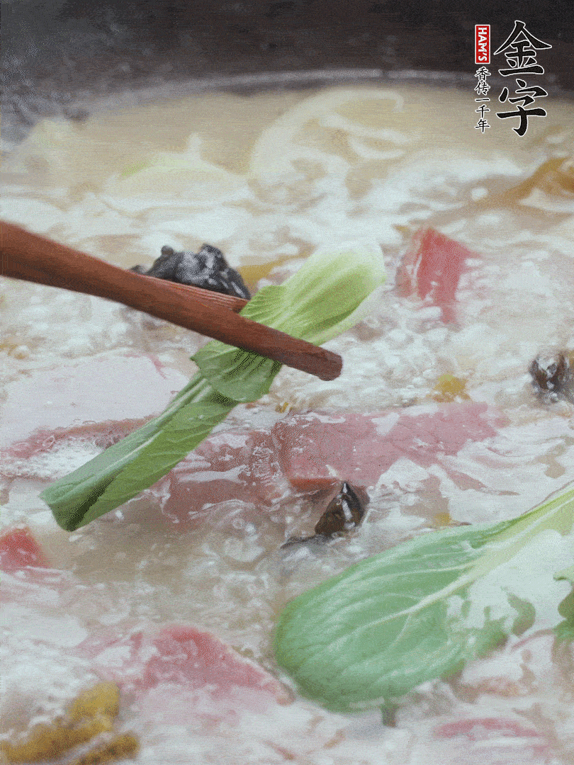 撈出蔥結，小菜心點綴。