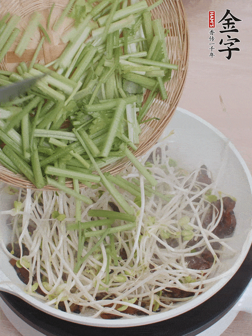 下豆芽、香芹翻炒均勻。