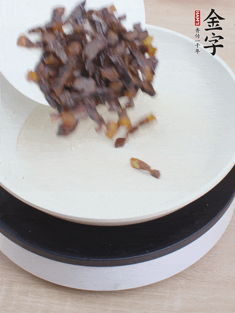 油熱倒醬油肉，編出香味。