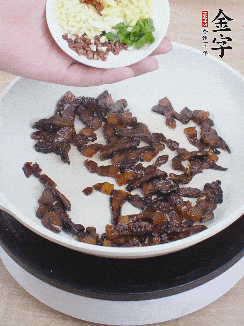 下蔥姜蒜、干辣椒、花椒粒炒香。