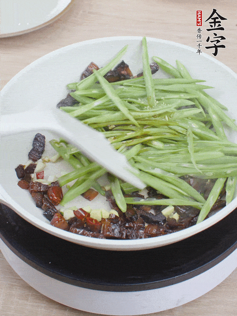 下豆角，生抽、雞精調味，炒到斷生。