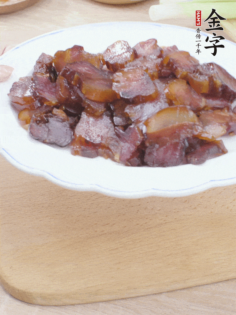 金字醬油肉水煮15分鐘，切薄片。