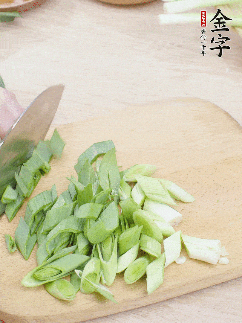 青蒜切段。（蒜白可以拍一下，再斜著切）