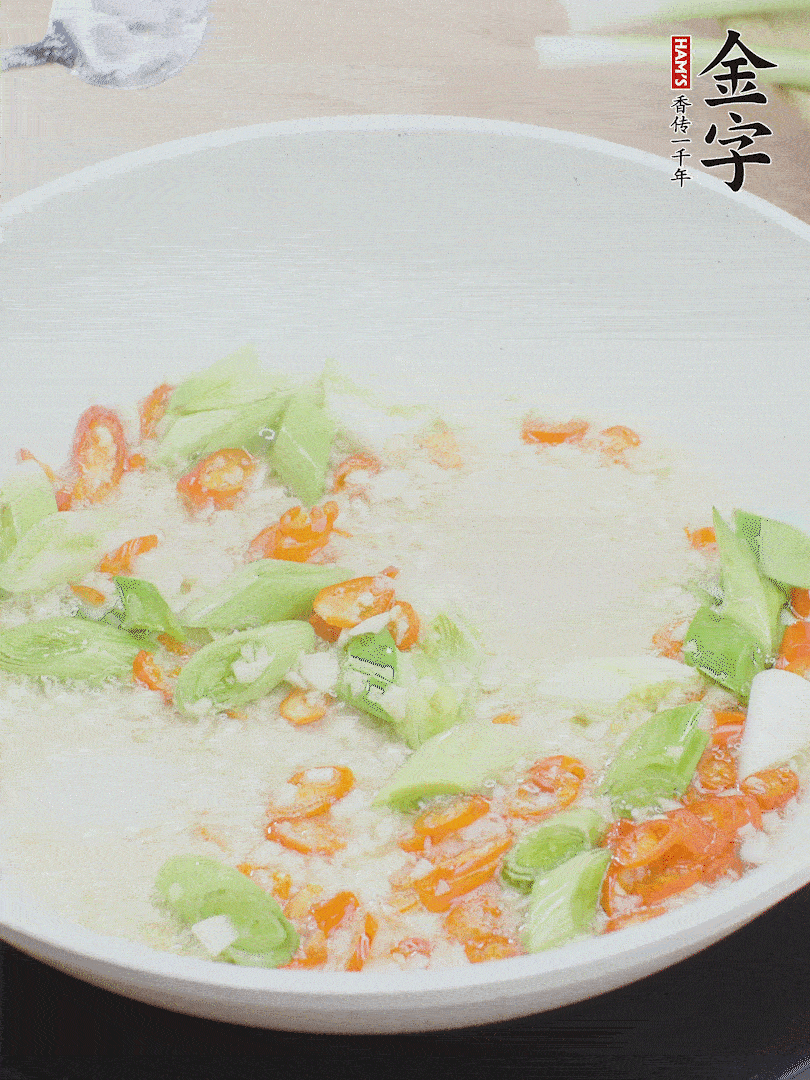 油5成熱時，下蒜末、辣椒、蒜白煸炒。