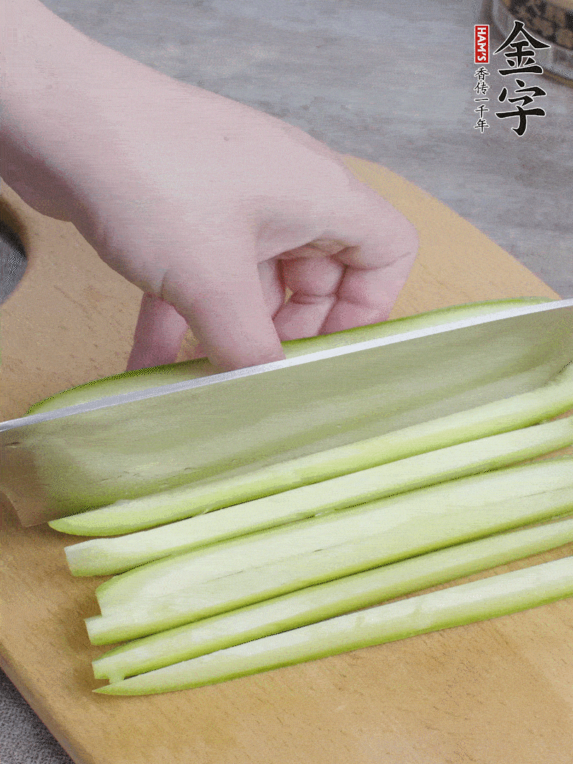 西葫蘆對半切，去瓤切條。