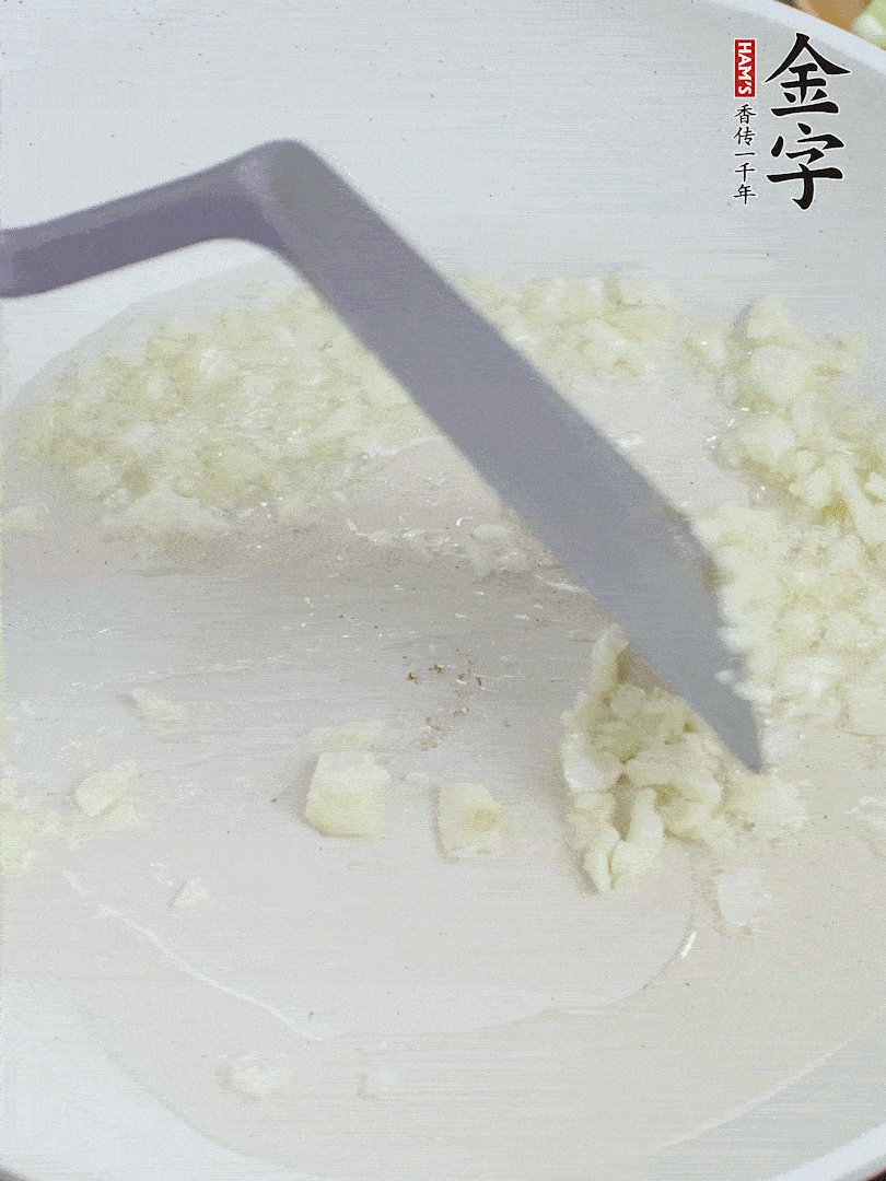 冷鍋熱油，下大蒜煎至兩面微黃。