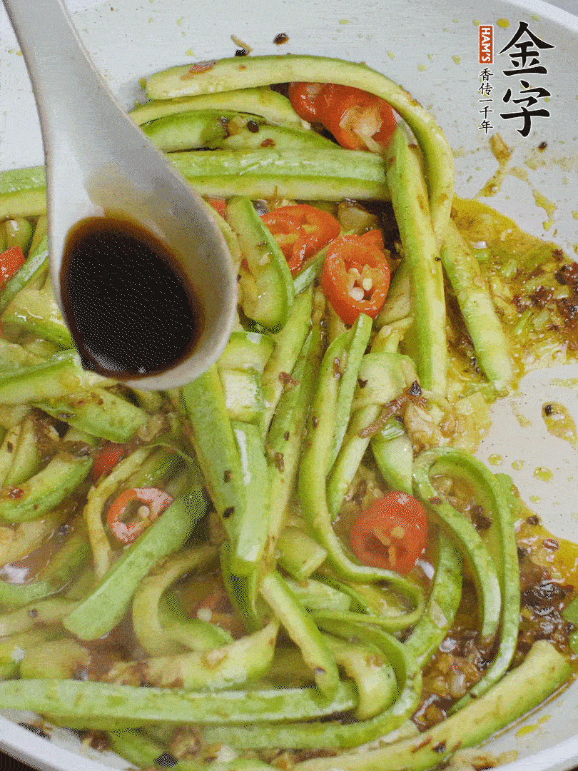 下西葫蘆，加1勺生抽、半勺蠔油、辣椒圈翻炒至斷生。