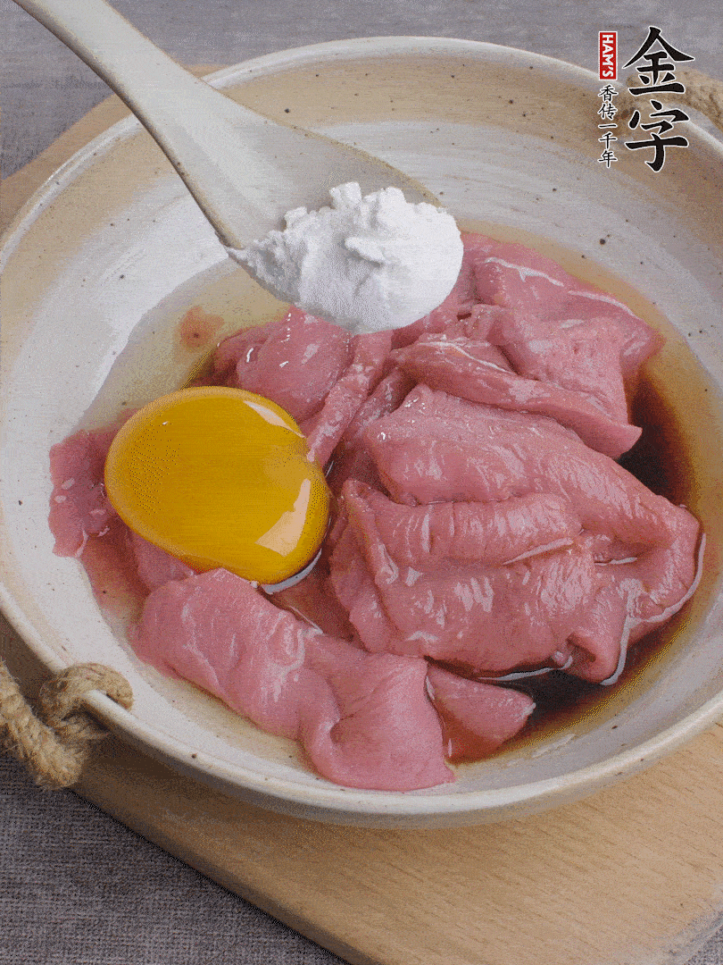 牛肉切片，雞蛋1個、水2勺、料酒1/2勺、生抽1/2勺、生粉1勺腌15分鐘。