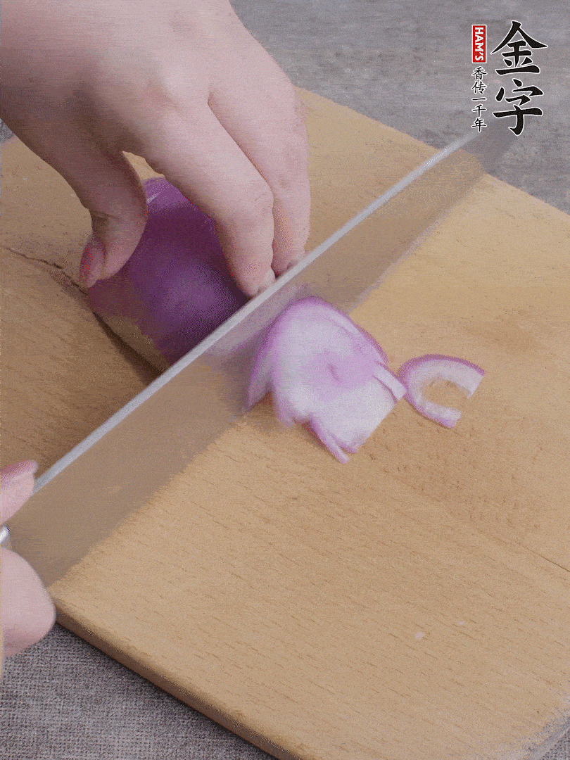 洋蔥切絲、蔥切段。