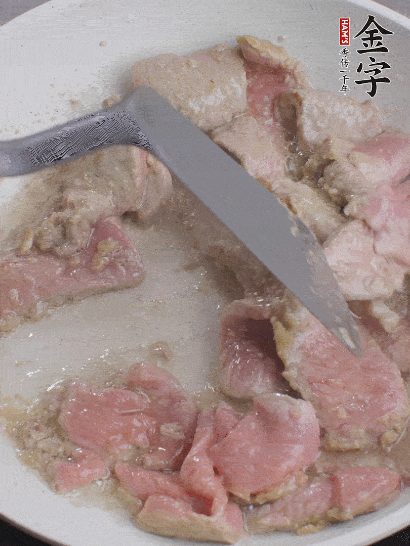 鍋中少油，下牛肉炒至變色。（盛出來）