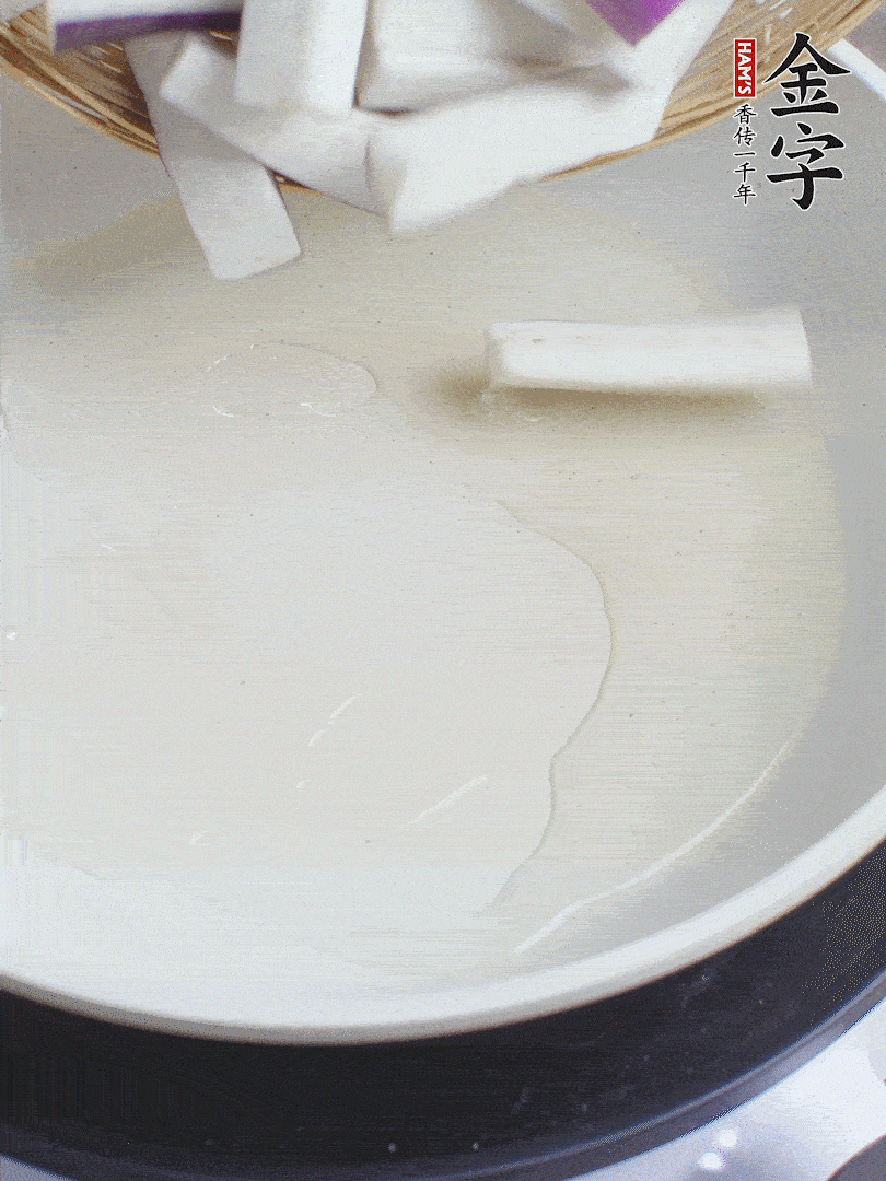 杭茄洗凈去蒂，縱向剖成4份，切成長(zhǎng)10cm左右的段。白洋蔥切絲?？谀⑾磧羧サ舯?。紅椒切菱形片。