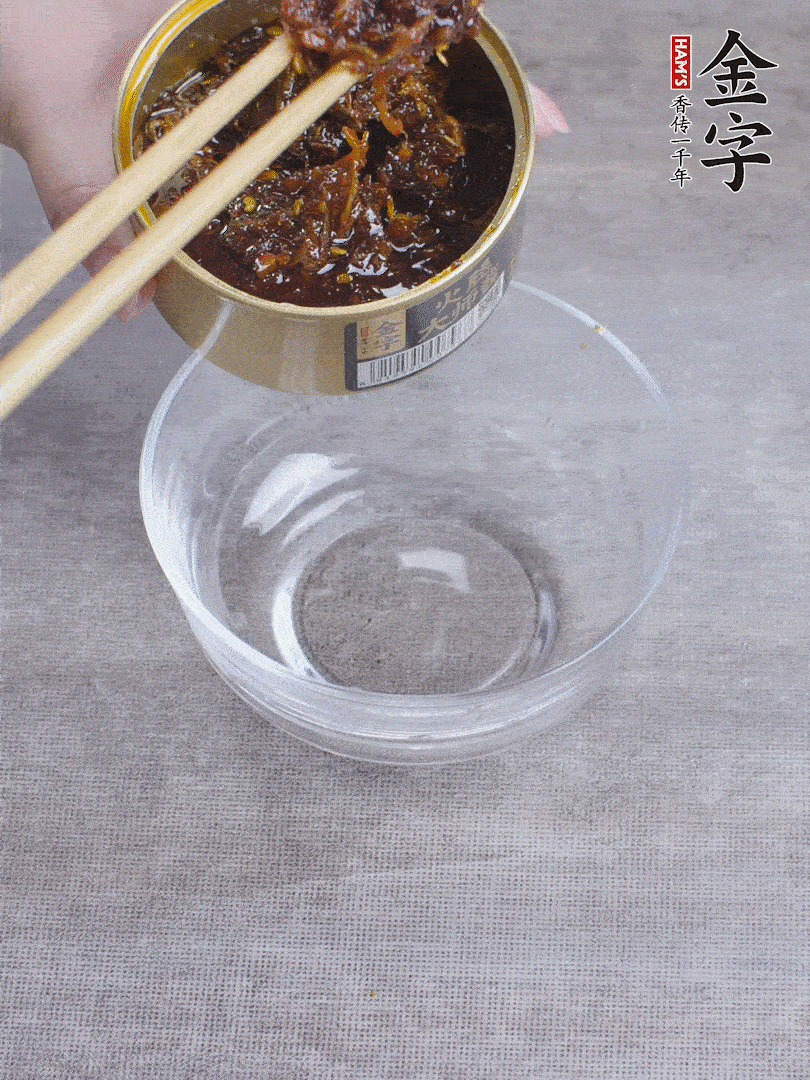 金字火腿大師醬2勺、醬油1勺、白砂糖1/2勺調(diào)勻。