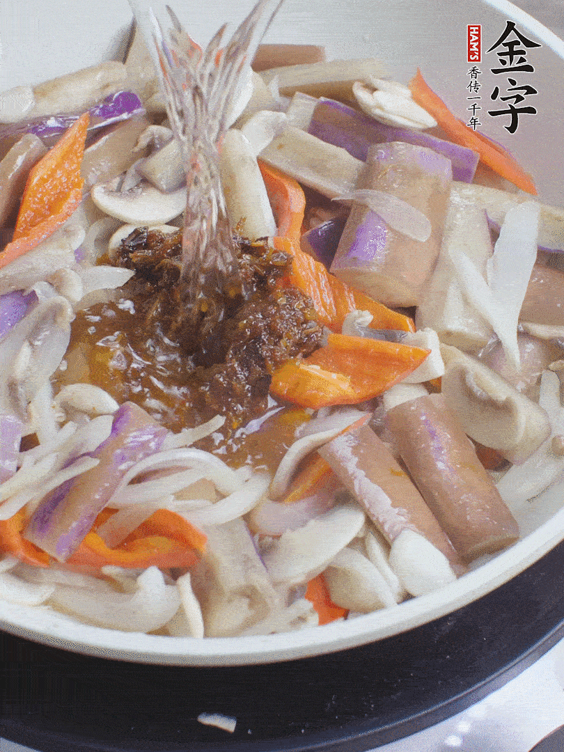 下茄子、口蘑，淋入料汁，加熱水份收干。