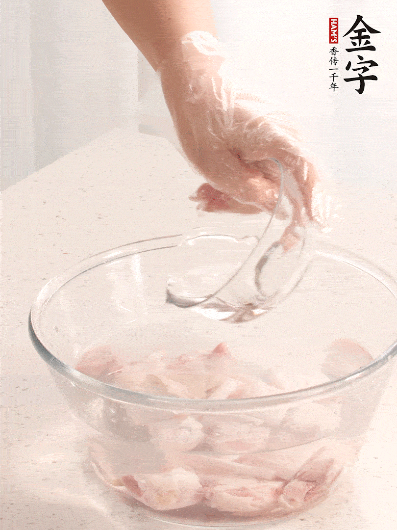 豬蹄除去雜毛、刮去油膩，斬成大塊，冷水浸泡半小時出血水，冷水下鍋，放入姜片、醋去腥，水燒開大約2分鐘，撈出。（白醋能夠讓豬蹄更白凈）